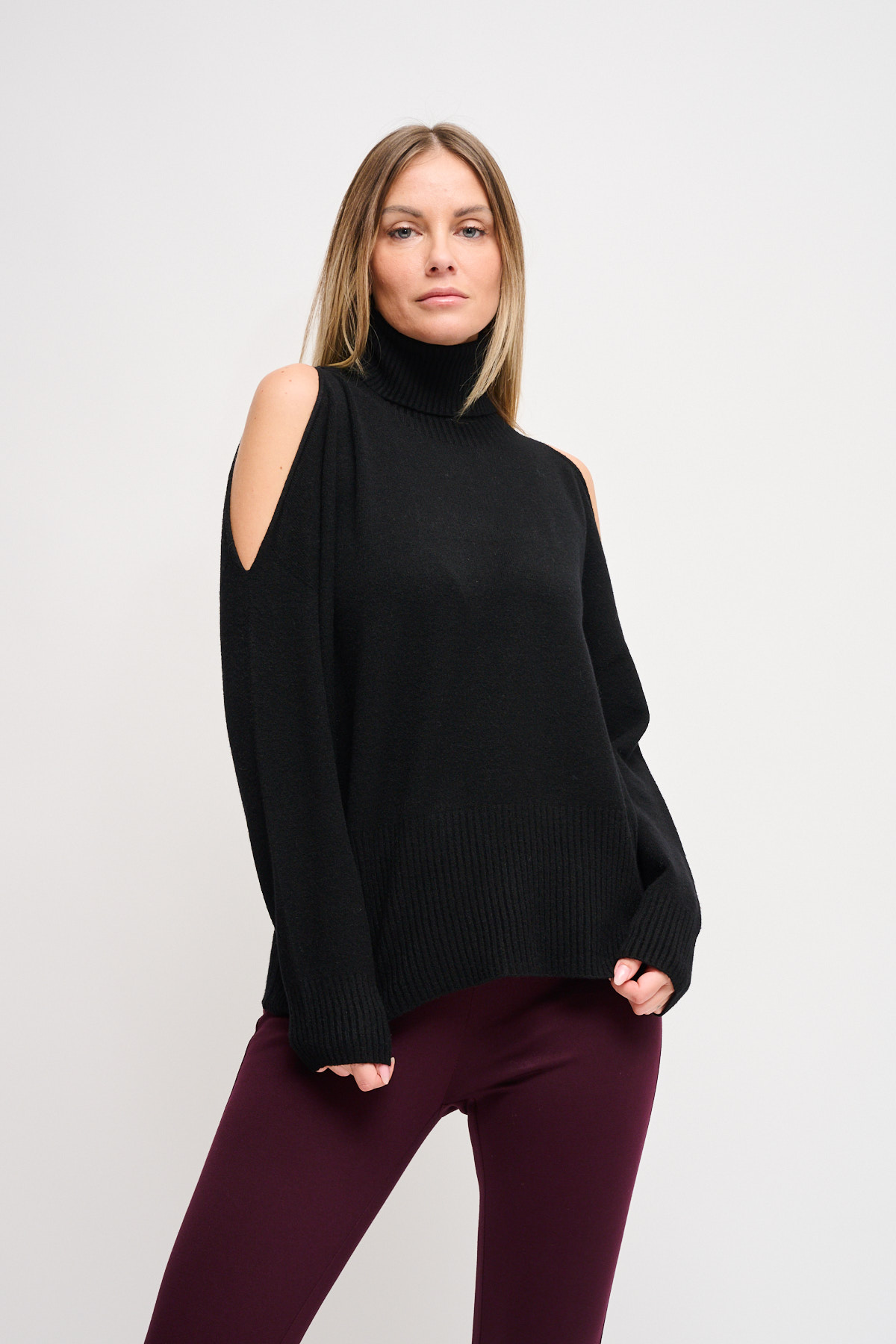 MAGLIA CON COLLO ALTO E CUT OUT 