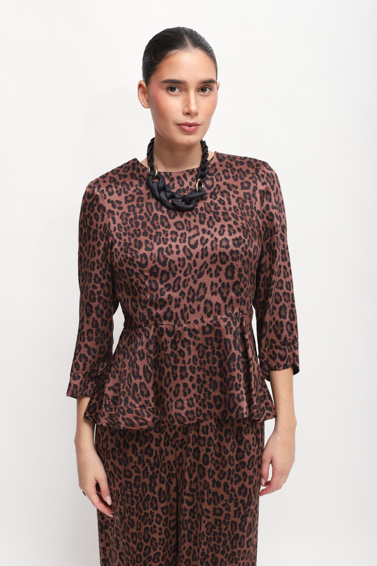 BLUSA LEOPARDATA CON COLLANA