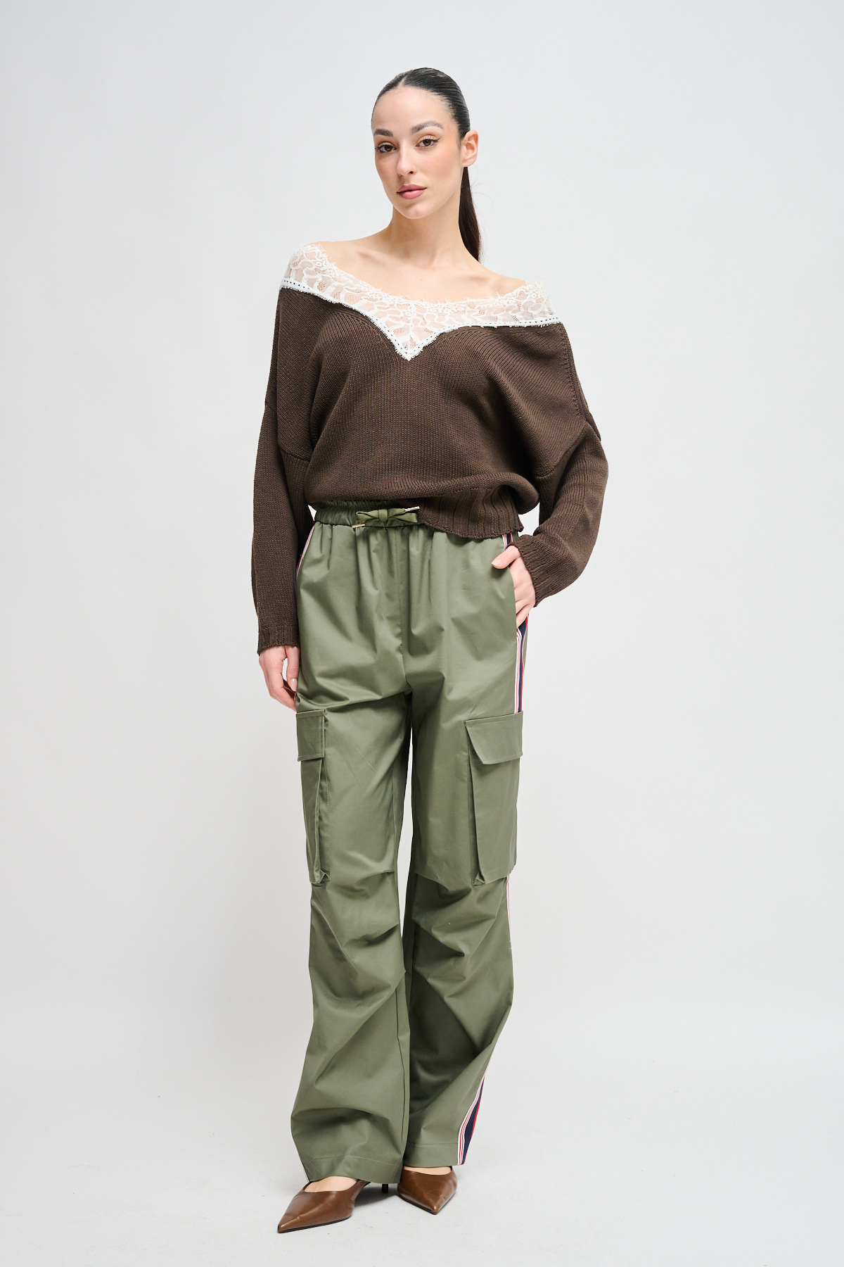 PANTALONI CARGO CON COULISSE E BANDA LATERALE